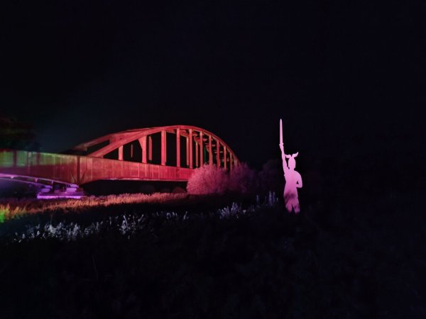 Bei dem Event "Höxter leuchtet" ist der "Hermann" vor der alten Eisenbahnbrücke ein echter Blickfang gewesen. - © LGS Höxter