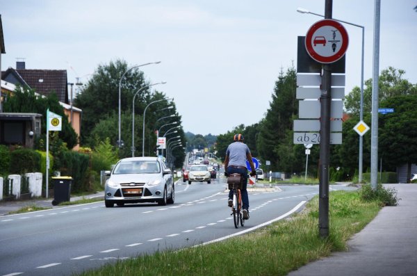 An der Lageschen Straße in Detmold dürfen Radfahrer neuerdings an gewissen Stellen von Autofahrern nicht überholt werden. - © Raphael Bartling