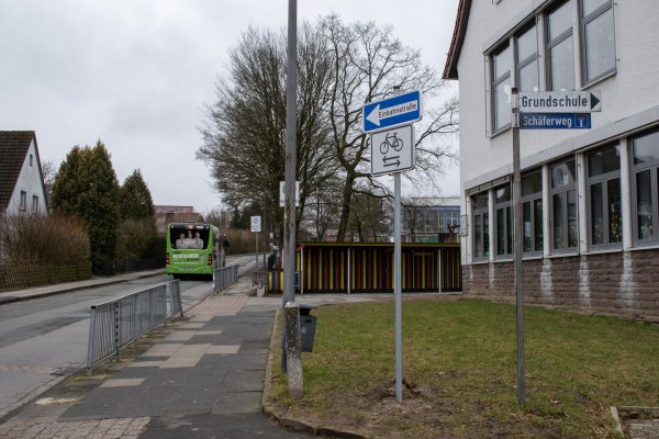 In der Franz-Hausmann-Straße ist entlang der Grundschule Horn eine Einbahnstraße eingerichtet worden. Damit soll die Schulwegsicherheit erhöht werden. - © Stadt Horn-Bad Meinberg