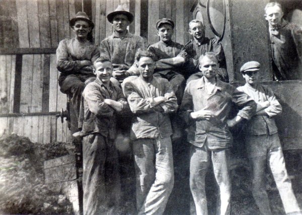 An der neuen Lokomotive haben sich die Arbeiter der Zementfabrik im Jahre 1920 für ein Erinnerungsfoto aufgestellt. Zweiter von links in der oberen Reihe ist Wilhelm Höltke, der Vater von Ortshistoriker Werner Höltke. Repro: Horst Biere/Quelle: Archiv Höltke - © Repro: Horst Biere / Quelle: Archiv Höltke
