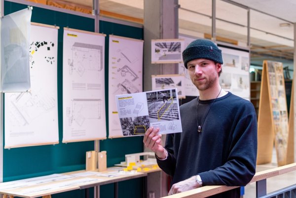Hochschul-Absolvent Marcel Steinhage hat den Hangar 21 für seine Bachelorarbeit als einen multifunktionalen Skatepark erdacht. - © Raphael Bartling