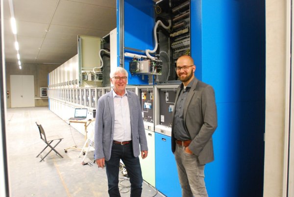 Die Stadtwerke Oerlinghausen, hier mit Geschäftsführer Peter Synowski und dem Technischen Leiter Michael Benecker, in dem neuen Blockheizkraftwerk, in das die Stadtwerke 10 Millionen Euro investiert haben. Wenn es nach den Oerlinghauser Grünen geht, sollten die Stadtwerke eine Erhöhung ihres Eigenkapitals bekommen. - © Gunter Held