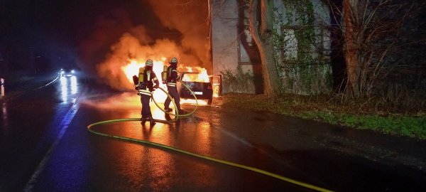 Bei diesem KFZ-Brand hatte das Feuer auch auf Gebäude übergegriffen. - © Feuerwehr Lemgo