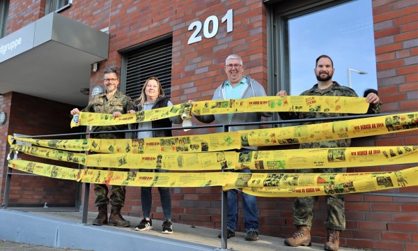 Oberstabsfeldwebel Oliver M., Eva Soyer, Richard Ebbens und Hauptbootsmann Daniel S. (von links) vom Augustdorfer Familienbetreuungszentrum präsentieren stolz die „Bänder der Verbundenheit“. - © Bundeswehr/Nicolai Ulbrich