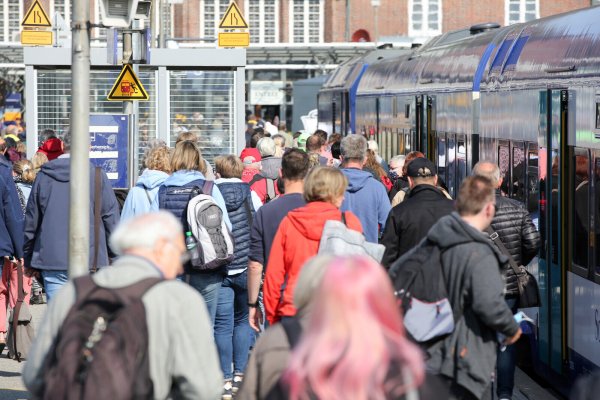 Mehrere Millionen Menschen nutzen täglich die Bahn. Die Pünktlichkeit lässt jedoch zu wünschen übrig. - © picture alliance/dpa