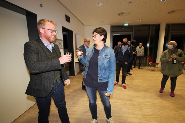 Friso Veldink und seine Frau Tina stoßen im Bürgerhaus an. Er wird neuer Bürgermeister von Dörentrup. - © Jens Rademacher