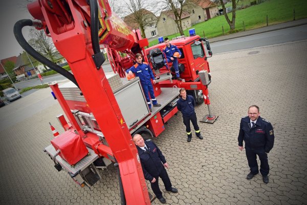 Auf dem Wagen stehen (von links): Lukas Jakoby und Jonas Celik, vor dem Wagen (von links) Jörg Diekmann (Leiter der Feuerwehr), Jannik Maas (stellv. Gemeindejugendfeuerwehrwart) und Andreas Jakoby (stellv. Leiter der Feuerwehr). - © Nicole Ellerbrake