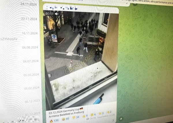 Ein Video auf einem internationalen Ultra-Portal des Messengers Telegram zeigt, wie etwa 25 schwarz gekleidete Männer aus der Karl-Eilers-Straße loslaufen und in die Friedenstraße abbiegen. - © Screenshot: Telegram