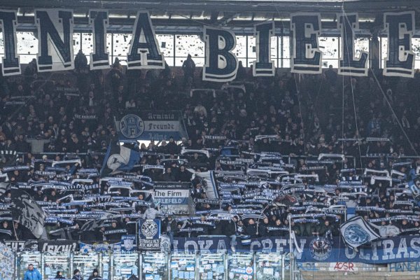 Etwa 1.500 Fans unterstützten Arminia Bielefeld beim Auswärtsspiel in Rostock. - © IMAGO/Fotostand