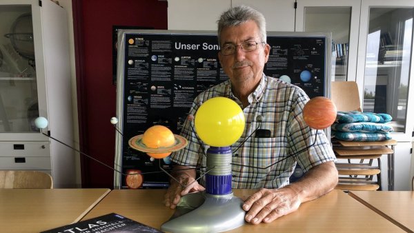 Manfred Hoersch in der Sternwarte vor einem Planetenmodell. - © Sven Kienscherf