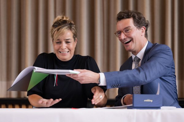 Mona Neubaur und Hendrik Wüst haben im Sommer 2022 den schwarz-grünen Koalitionsvertrag in NRW unterschrieben. - © dpa