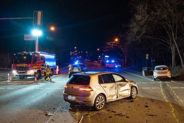 Drei Personen sind bei dem Unfall zum Teil schwer verletzt worden. - © Freitag-TV