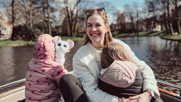 Bei Fotos von ihren Töchtern ist Influencerin und Autorin Tina Ruthe zurückhaltend. Deshalb schauen die beiden auf diesem Bild nicht in die Kamera. - © privat