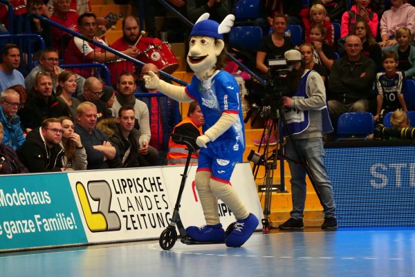 Der rollende Hermann, Maskottchen des TBV Lemgo Lippe, motiviert die Fans zum Ticketkauf. - © Jörg Hagemann