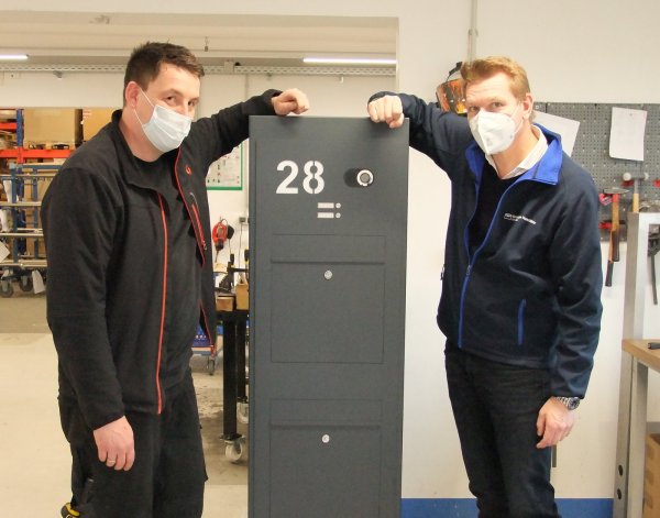 Produktionsleiter Andreas Plaß und Firmengründer Oliver Woineck (rechts) kamen an der Maske dennoch nicht vorbei. - © Axel Bürger