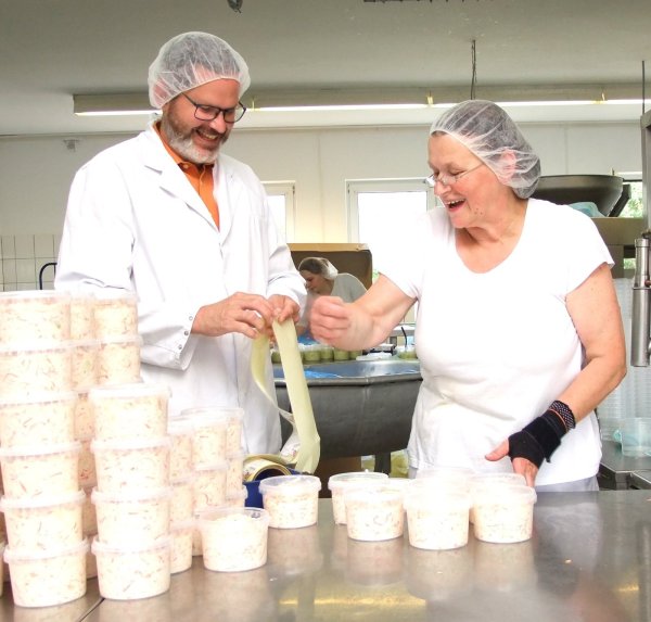 Wenn Not am Mann ist, hilft Tobias Wierutsch im Unternehmen in Detmold auch beim Etikettieren der Salate aus, hier mit seiner Mitarbeiterin Ingelore Kliem. - © Axel Bürger