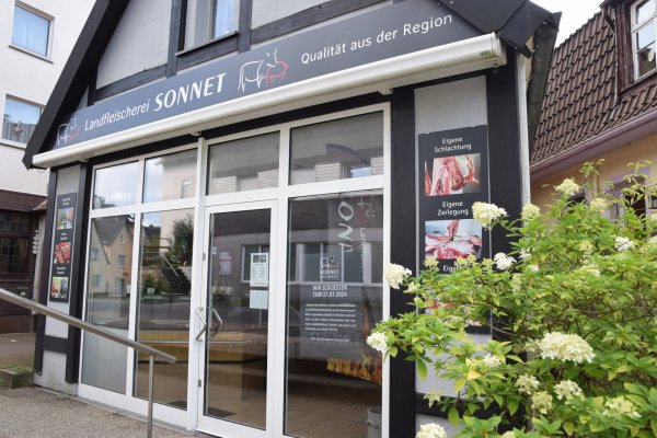 Die Filiale der Landfleischerei Sonnet an der Hauptstraße 86 ist derzeit wegen des Brandes am Hauptstandort geschlossen. Voraussichtlich im September soll sie wieder öffnen. Foto: Karin Prignitz - © Karin Prignitz