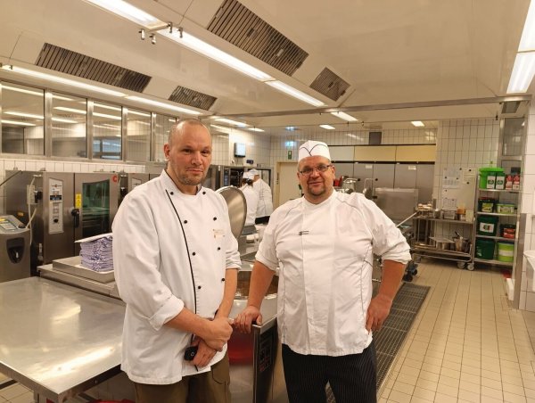 Küchenleiter im LWL-Klinikum, Marcel Ritter (l.), mit seinem einstigen Praktikanten und neuen Mitarbeiter Michael R. - © LWL/Brockmeyer