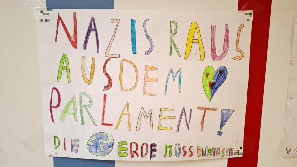 Die von Kindern gemalten Plakate wurden als Beeinflussung der Wähler gewertet und mussten abgehängt werden. - © Archivbild: Lippische Landes-Zeitung