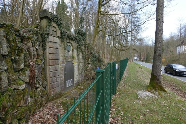 Das Brunnenportal in Berlebeck: Hier begann 1899 die erste Wasserleitung Detmolds. Sie speiste auch den Donopbrunnen auf dem Marktplatz. Grafregent Ernst zur Lippe, der das Wasserrecht an den Quellen besaß, schenkte der Stadt 1898 die ewigen Nutzungsrechte. Sein Portrait ist auf dem Medaillon über dem Eingang des Wasserwerks. - © Jost Wolf