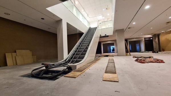 Da war es nur noch eine: Vergangene Woche wurden die beiden Rolltreppen aus dem ehemaligen H&M-Geschäft in der Lemgoer Mittelstraße abgebaut. - © Nadine Uphoff