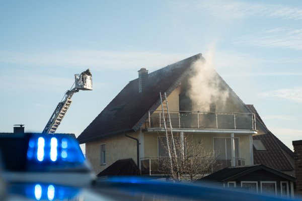 Dichter Qualm tritt aus der Dachgeschosswohnung, bei dem Brand wurde ein Mensch verletzt. - © Freitag-TV