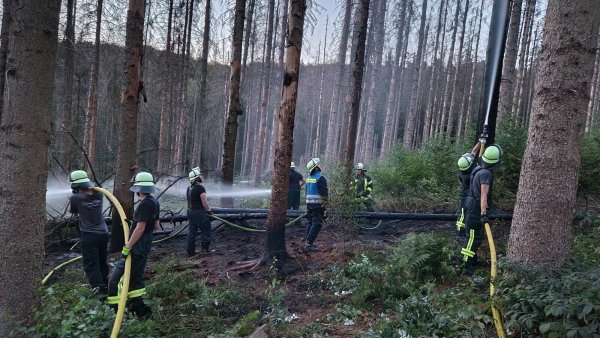 Die Lemgoer Feuerwehr bekämpft am Montagabend zwei Brandstellen in der Lemgoer Mark. - © Tim Freitag