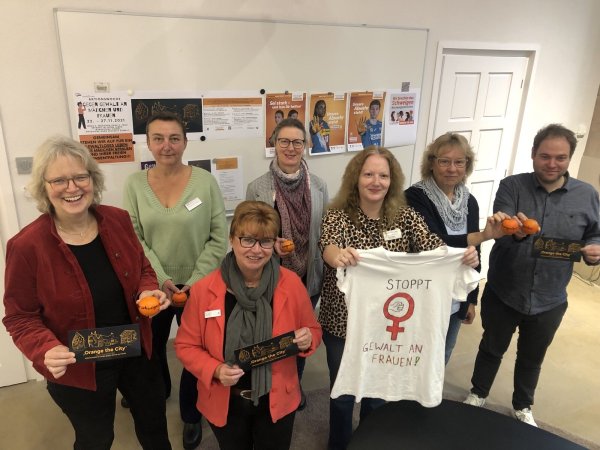 Wollen auf Gewalt an Frauen aufmerksam machen: (von links) Dr. Katharina Kleine Vennekat, Simone Adams-Weggen, Gundula Homann,Stefanie Nowak-Thormählen, Silvia Exler, Elke Wachtmann und Fabian Schröder. - © Silke Buhrmester