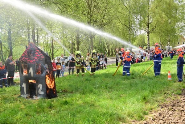 Die Feuerwehr zeigt beim Ortsteilfest in Brokhausen eine Löschvorführung. - © Nicole Ellerbrake