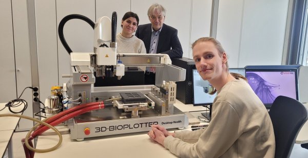 Kommt die Haut bald aus dem Drucker? Johannes Lang (von rechts) von der Arbeitsgruppe „Applied Health Science“ forscht an dem Projekt. Unterstützt wird er von Prof. Gerd Kutz und Roza Özen, Studentin der Medizin- und Gesundheitstechnologie (Bachelor). - © Katrin Kantelberg