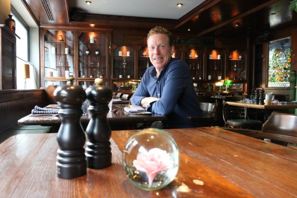 Christian Steffen sitzt in der "Walter's Pharmacy". - © Alexandra Schaller