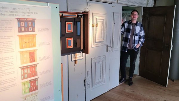 Die Doppeltür ist im Original von 1673 erhalten. An Modellen im benachbarten Schrank kann der Besucher die Ausgestaltung der Tür über die Jahrhunderte verfolgen. Im Haus gibt es noch viele andere Details zu der Bauhistorie des Denkmales zu entdecken, auf die Simon Bucher hinweist. - © Katrin Kantelberg