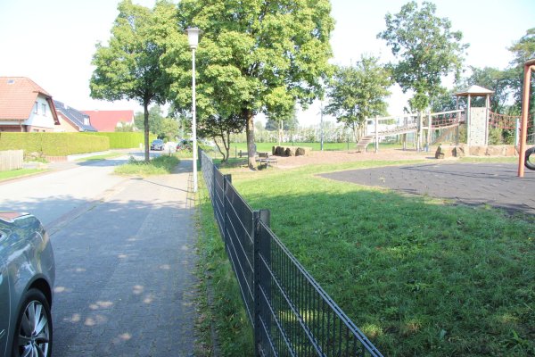 Die Grundschule Auf der Insel liegt an der Stadionstraße in einem verkehrsberuhigten Bereich, in dem nur Schritt gefahren werden darf. Für die DBA ist der Schulweg damit ausreichend sicher. - © Dieter Asbrock