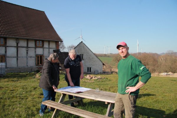 Jürgen Lubitzki (rechts) fühlt sich umzingelt von Windrädern. Hinter dem Haus stehen zwölf Anlagen, weitere sollen in Brüntorf folgen. Auch die Istorfer Anwohnerin Christiane Bredemeier und Eric Hagedorn kämpfen gegen die weiteren Anlagen. - © Katrin Kantelberg