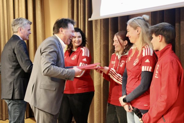 Die Mitglieder (von links) Sarah Tiemann, Katja-Marie Hoffmann, Christel Grommel und Leon Mellies des Fußballgolfclubs Detmold erhalten von Frank Hilker und Dirk Mahlitz die Urkunden. - © Nina Schroeder