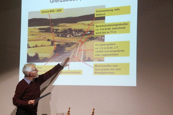 Wolfgang Reiche erklärt den Zehntklässlern der Gustav-Heinemann-Schule, wie die DDR-Grenze aufgebaut war und wie gefährlich sie für seine Flucht in den Westen war. - © Dieter Asbrock