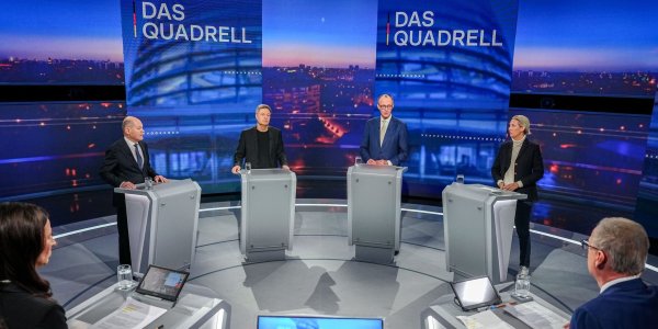 Bundeskanzler Olaf Scholz (v.l.), Robert Habeck, Friedrich Merz und Alice Weidel beim "Quadrell". Vorn die Moderatoren Pinar Atalay (l.) und Günther Jauch. - © Kay Nietfeld/dpa-Pool/dpa