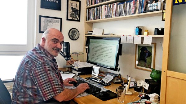 Bitte nicht stören, ein Krimi entsteht: Der Spruch hängt gut lesbar über dem Schreibtisch des Krimiautors Joachim H. Peters. Und auch, wenn das neue Buch nicht unbedingt dem Krimi-Genre zuzuordnen ist – Ruhe muss trotzdem sein. Foto: Gunter Held - © Gunter Held