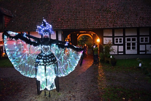 Der Walking Act vor dem Schloss Reelkirchen strahlt in bunten Farben. - © Nicole Ellerbrake