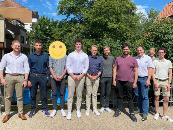 Von links nach rechts: Valentino Budinski, Niklas Fette, Jan Lucas Frijns, Torben Hundsdörfer, Ralf Keller, Tobias Strate, Carsten Möller, Mathies Säck, Niklas Romaniw; Jannis Laghusemann. - © Junge Liberale