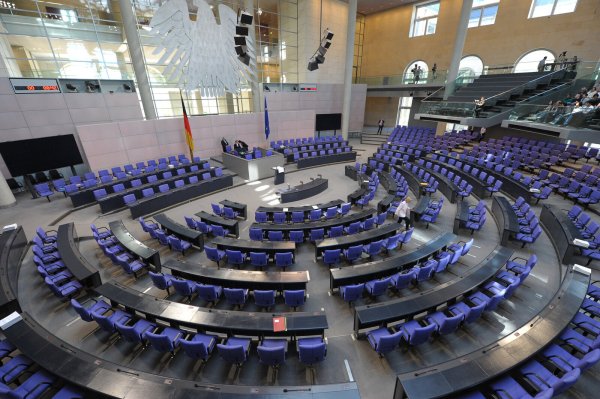 In den Parteien laufen die Debatten heiß, wer Teil des Kabinetts werden könnte. - © dpa