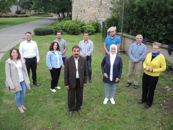 Pinar Izgi (von links), Peter Dück, Aida Amiryan-Stein, Ahmed Alkhlef, Dor Mohammad Mobram, Adem Dere, Dr. Hanan Faour, Zülfü Ördek, Nihat Köse und Bettina Rinke.