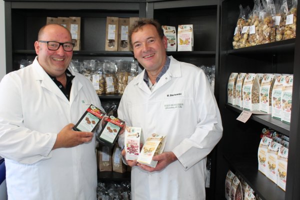 Die beiden Ingenieure für Lebensmitteltechnologie André Fuschs und Markus Blachowski vereinen Metzger- und Bäckerhandwerk, um exklusive Hunde-Snacks zu produzieren. - © Sandra Castrup (LZ)