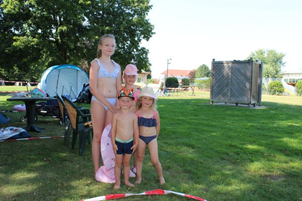 Beim Familientag im „Eau-Le" sind (von links) Victoria, Nick, Amy und Alina mit dem Zeltaufbau fertig und bereit, bei sonnigem Wetter ins Becken zu springen.  - © Joline Heller