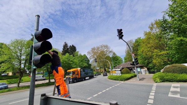 Auch die Ampel am Berliner Platz in Schieder hat offenbar etwas abbekommen: Erst gestern mittag wurde sie wieder instand gesetzt. - © Marianne Schwarzer