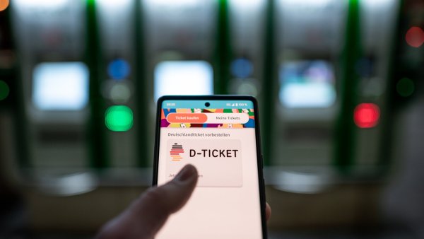 Wer ein Handyticket benutzt, ist dafür verantwortlich, dass er es vorzeigen kann: Der Handy-Akku sollte geladen und das Ticket auch ohne Internetverbindung sichtbar sein. - © (c) Copyright 2023, dpa (www.dpa.de). Alle Rechte vorbehalten