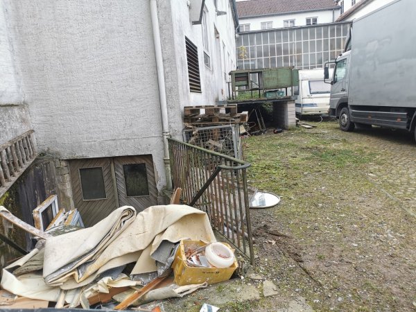 Ein Schandfleck im Ort: die Zustände an der Alten Zigarrenfabrik sind Nachbarn und Anwohnern seit Jahren ein Dorn im Auge. Jetzt hat die Stadt das Gebäude über das ihr gesetzlich zustehende Vorkaufsrecht erworben - gegen den Willen des Eigentümers. - © Sylvia Frevert