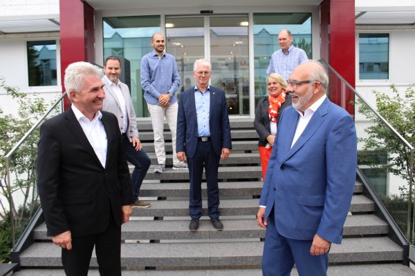 NRW-Minister Andreas Pinkwart (links) tauscht sich mit Thomas Sollich (rechts) aus. Im Hintergrund (von links) Carsten Möller (FDP), Junior-Firmenchef Nicolas Sollich, Vertriebsleiter Ralf Schäffer, Landtagsabgeordnete Martina Hannen und Michael Friedrich, kaufmännischer Leiter. - © Sandra Castrup