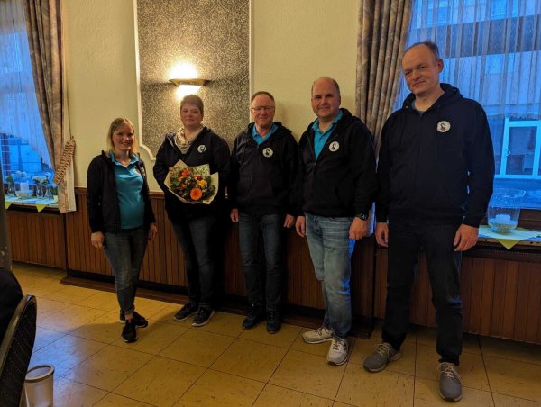 Vorstandsteam: Katrin Kuhlemann (Kassenwartin), Anne Püster, Jörg Bruns
(1. Vorsitzender), Marcus Püster (2. Vorsitzender), Holger Hamann
(Schriftführer). Zum Team gehört auch der hier nicht anwesende Stefan Kipry (Beisitzer). - © Förderverein Freibad Schlangen