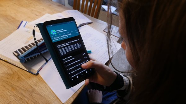 Per App des Detmolder Startup Lynes können die Detmolder Schüler aller weiterführenden Schulen bei der "Climate Challenge" gegeneinander antreten. - © Jost Wolf